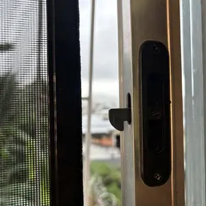 Foto enviada por cliente: detalhe da tela ao lado do fecho da janela
