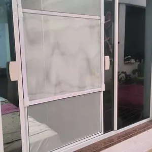 Foto enviada por cliente: tela de moldura branca instalada em janela