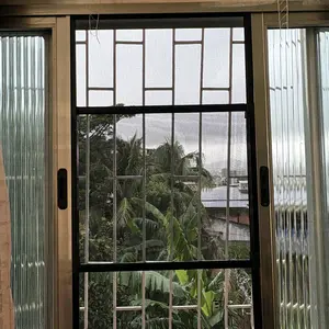 Foto enviada por cliente: tela instalada em janela com vista para árvores